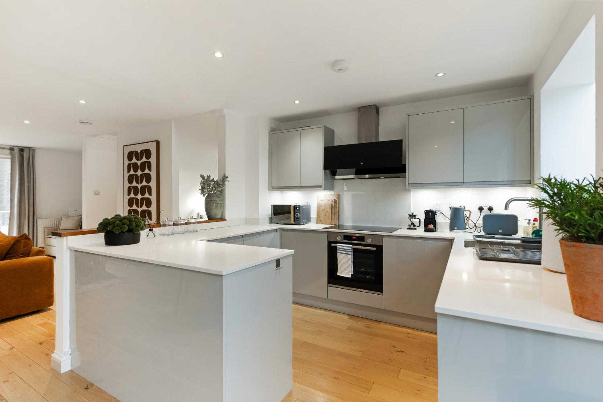 The Riverbank Hideaway * London